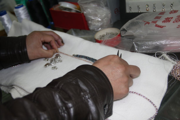 研究珍珠的人图片下载