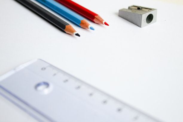 三支不同排列的钢笔和绘图装置图片下载