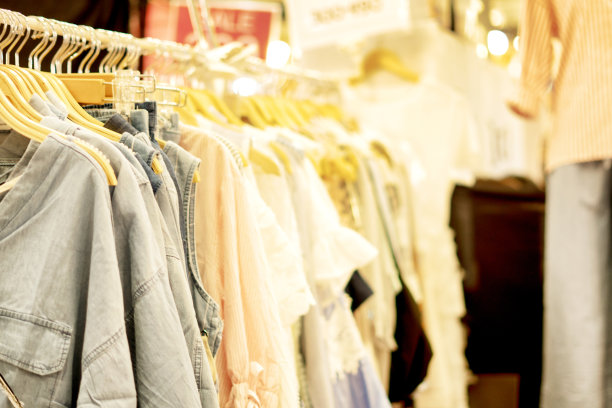 精品店衣架上挂着各种各样的衣服图片下载