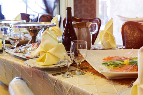 在宴会餐桌上用葡萄酒杯和盘子招待的图片下载