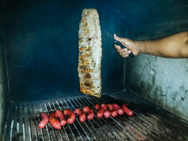 手抓一块正在烧烤的肉图片下载