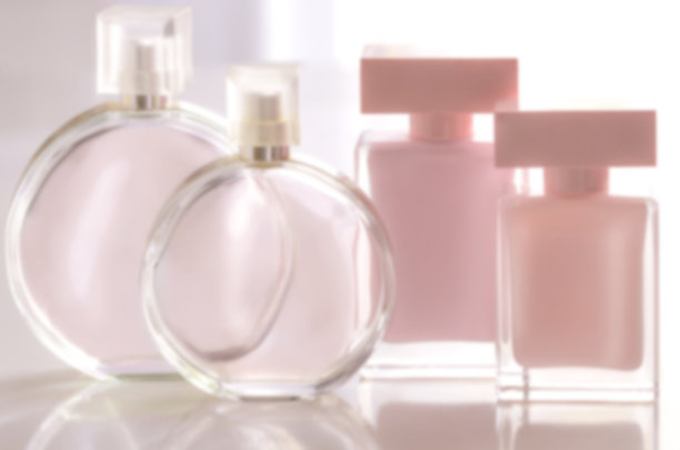 现代模糊图像的不同香水瓶的背景。豪华香水模糊背景的设计图片下载