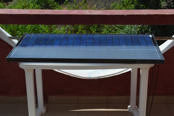塑料桌子上的太阳能电池板图片下载