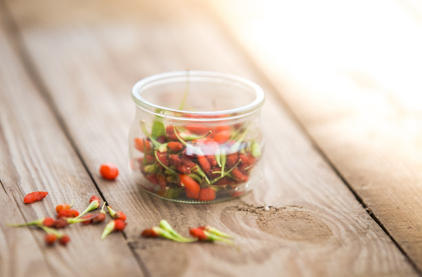 木质背景上的枸杞果实图片下载