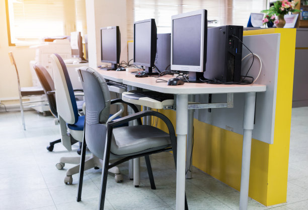 简单而空旷的办公室图片下载