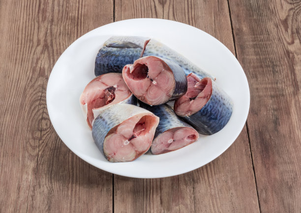 乡下人的桌子上的一盘生鲭鱼图片下载