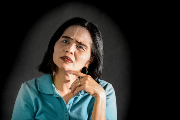 困惑的成熟亚洲女性与黑人背景图片下载