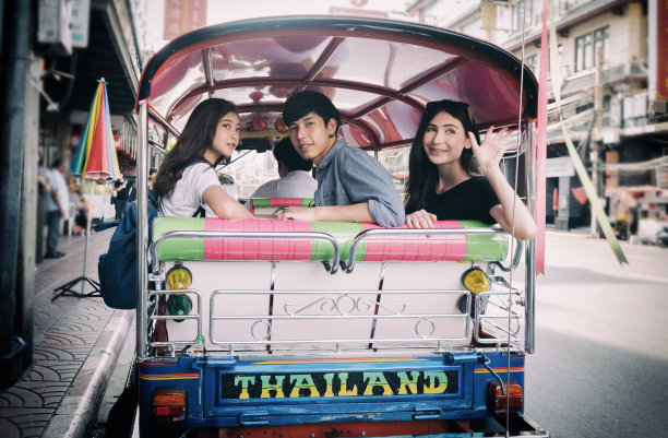 一群游客坐在嘟嘟车里图片下载