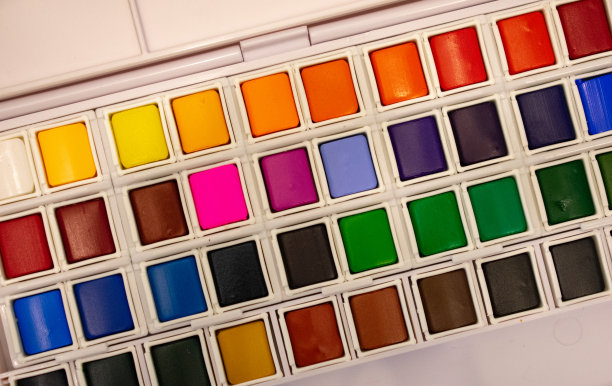 一套彩色水彩颜料调色板，俯视图图片下载