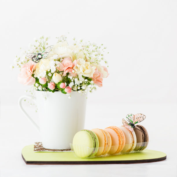 杯里有花，盘子里有杏仁饼干图片下载