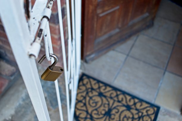 挂在铁门上的挂锁。图片下载