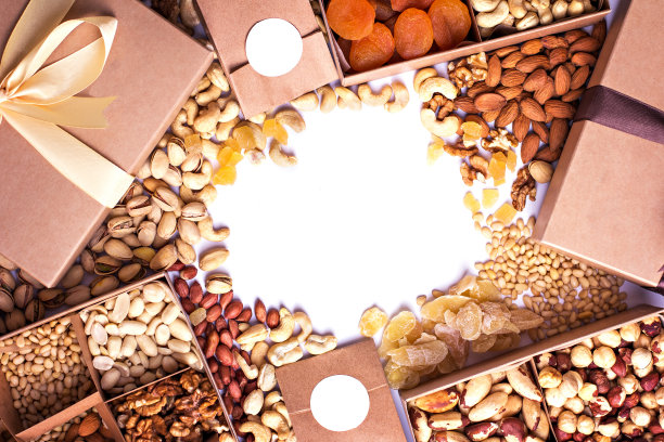 工艺包装中的坚果和干果。目录的照片。放置标志，你的文本。图片下载