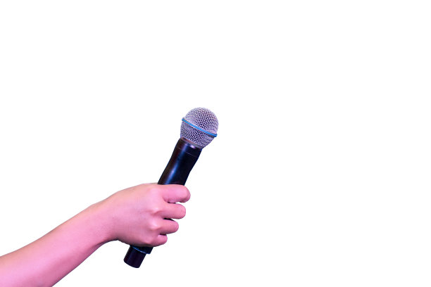 手与麦克风隔离在白色背景。一个人拿着麦克风的手的特写。图片下载