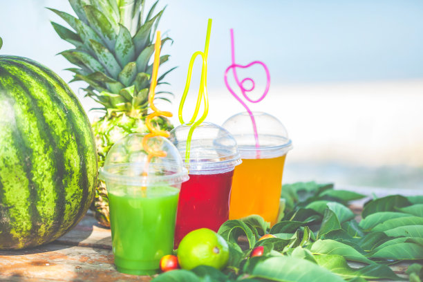 新鲜健康的果汁，水果，菠萝，西瓜在大海的背景。夏天，休息，健康的生活方式图片下载