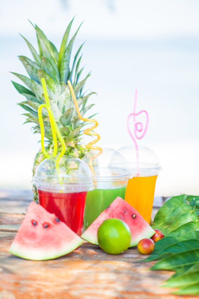 新鲜健康的果汁，水果，菠萝，西瓜在大海的背景。夏日、休息、健康的生活方式复制空间图片下载