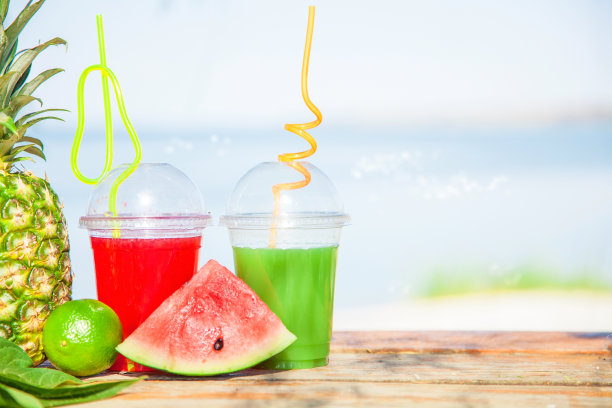 新鲜健康的果汁，水果，菠萝，西瓜在大海的背景。夏天，休息，健康的生活方式图片下载