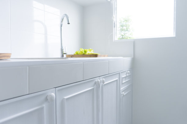 关闭橱柜门图片下载