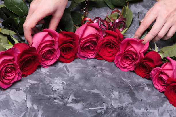 花商在灰色抽象背景上布置了粉红色的玫瑰框架。本空间图片下载