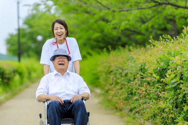 坐轮椅的老人和看护者图片下载