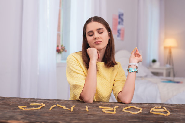 傲慢的少女用食物玩游戏图片下载