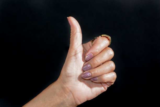 女人竖起大拇指的手势图片下载