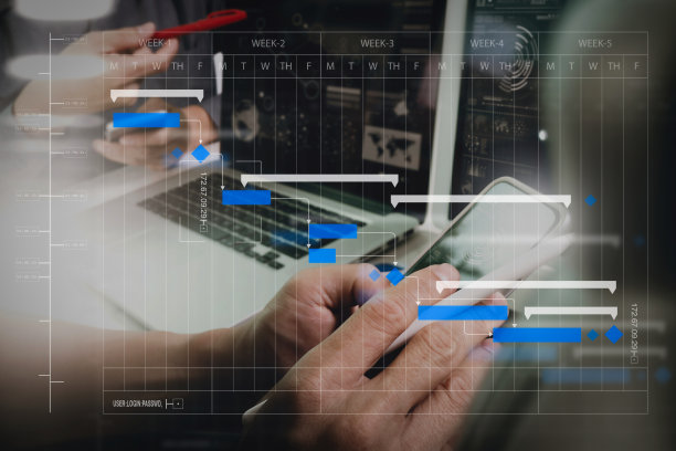 照片网站平面设计师手与他的团队在工作室制作新项目。现代笔记本电脑延伸屏幕数字平板智能手机在大理石桌上。太阳耀斑影响图片下载