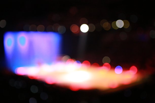 音乐会舞台灯光模糊的背景。图片下载