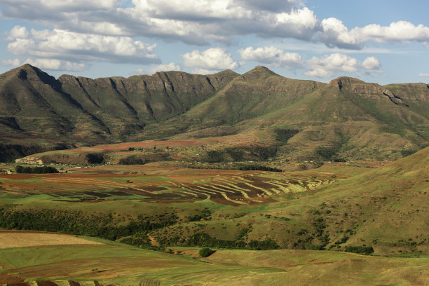 非洲莱索托国家的田野和山脉景观。图片下载