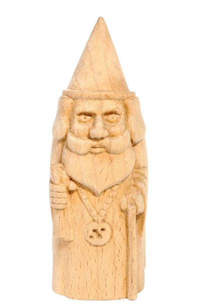 用山毛榉雕刻的善良巫师形象，手持权杖和卷轴，正面视角图片下载