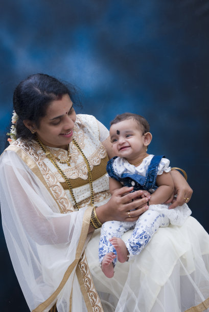 母亲和女儿在庆祝图片下载