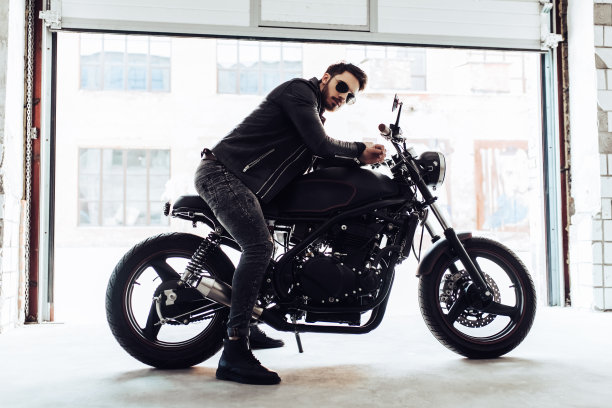 骑现代摩托车的人图片下载