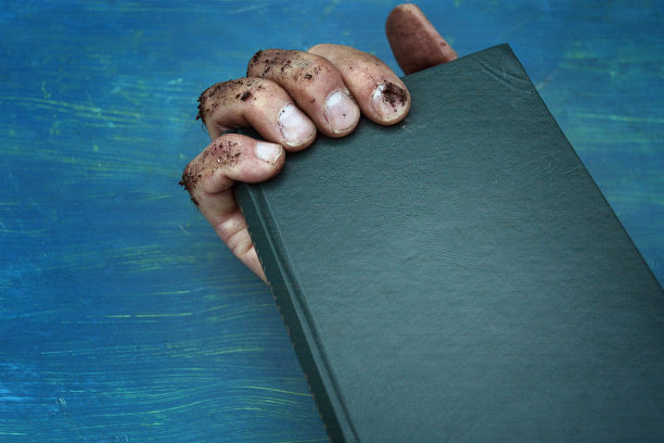 拿着书的脏手图片下载