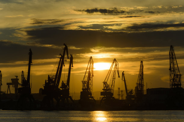 日落时分，鹤的剪影出现在瓦尔纳港。图片下载