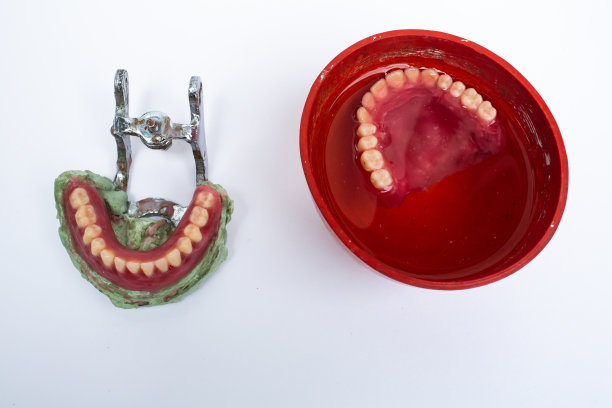 义齿设置概念，人工牙，白色背景上孤立的义齿图片下载