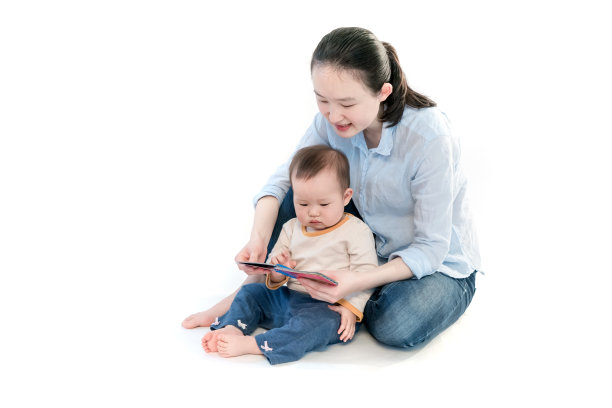 妈妈正在教婴儿认字图片下载