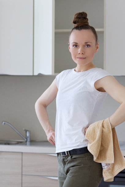年轻的家庭主妇呆在刚安装好的厨房前图片下载