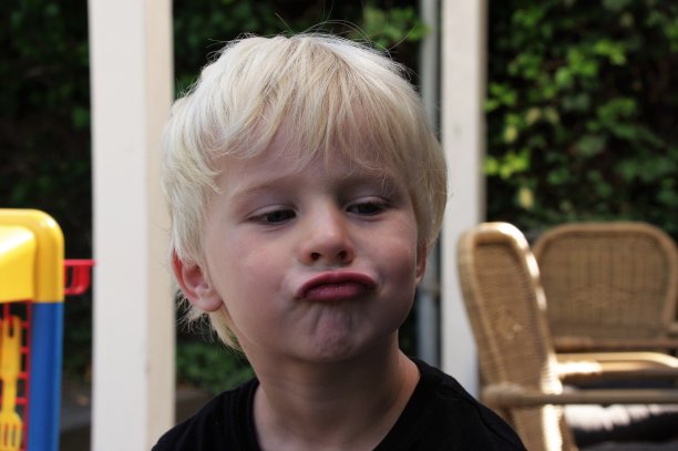 可爱的男孩图片下载