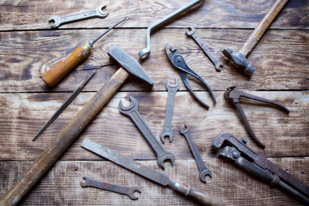 一套老式金属制品和修理工具图片下载