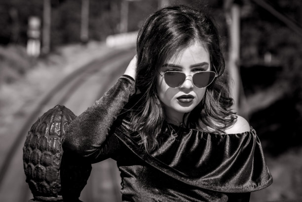 黑白肖像：妆容精致的年轻美丽女人图片下载