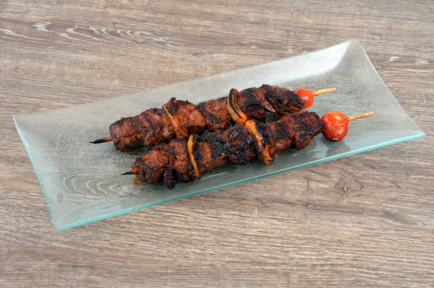 牛肉串在盘子里图片下载