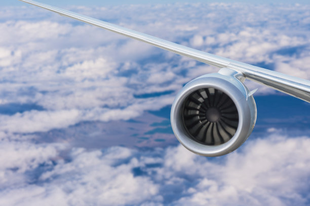 飞机引擎在陆地上，高山和云层之上图片下载