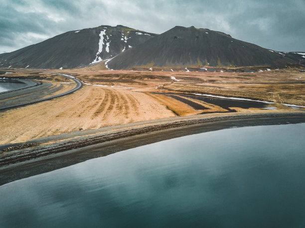 1路在冰岛的鸟瞰图与桥在海在Snaefellsnes半岛与云，水和山的背景图片下载