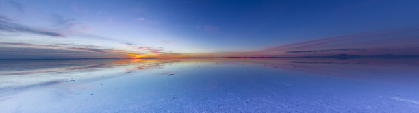 乌尤尼反光是摄影师能看到的最令人惊奇的事情之一。在这里我们可以看到日出在无限的地平线和乌尤尼盐沼形成了一个奇妙的镜子。图片下载