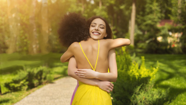 两个快乐的小女孩在户外互相拥抱图片下载