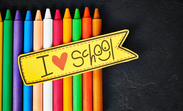 彩色蜡笔在风化的黑板上图片下载