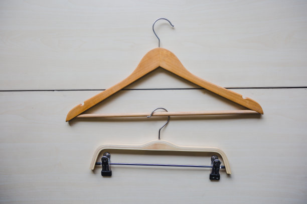 衣架在桌子上图片下载