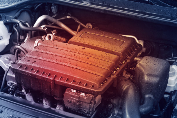 特写，清洁发动机与红灯，发动机过热的概念图片下载