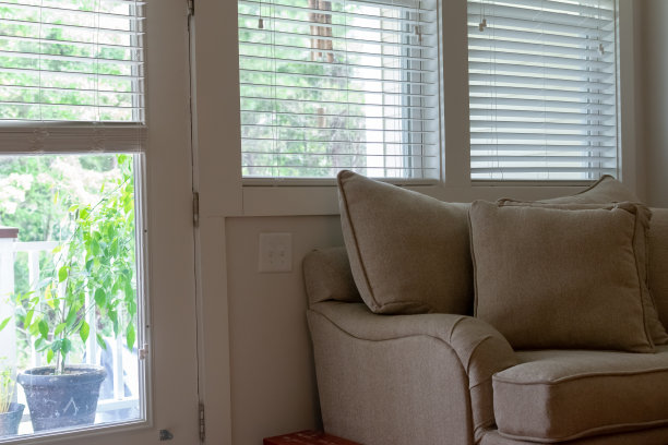 爱情座椅与窗图片下载