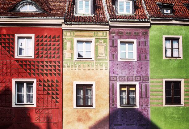 波兰波兹南古城彩色房屋立面。图片下载