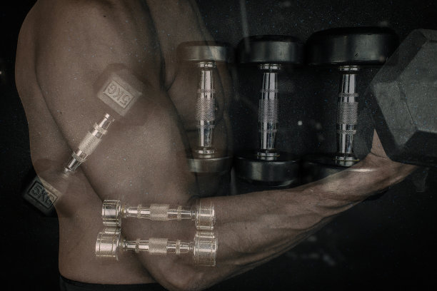 健身准备和训练的健身设备，地板上有哑铃和哑铃，还有一瓶水和带子。图片下载